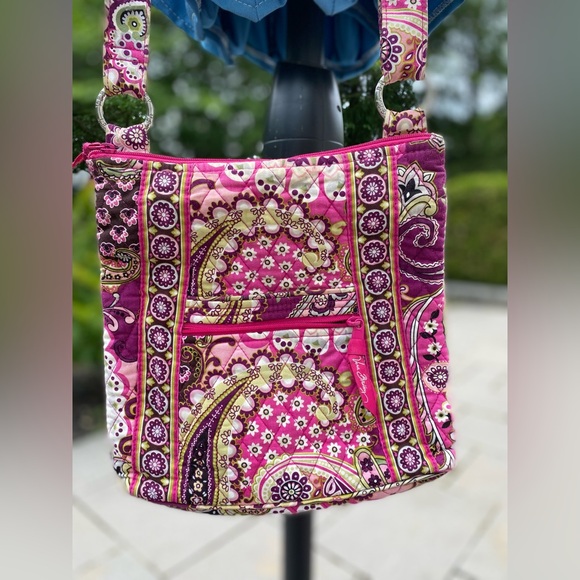 Vera Bradley hipster crossbody in very berry paisley. Adjustable strap - Picture 3 of 13